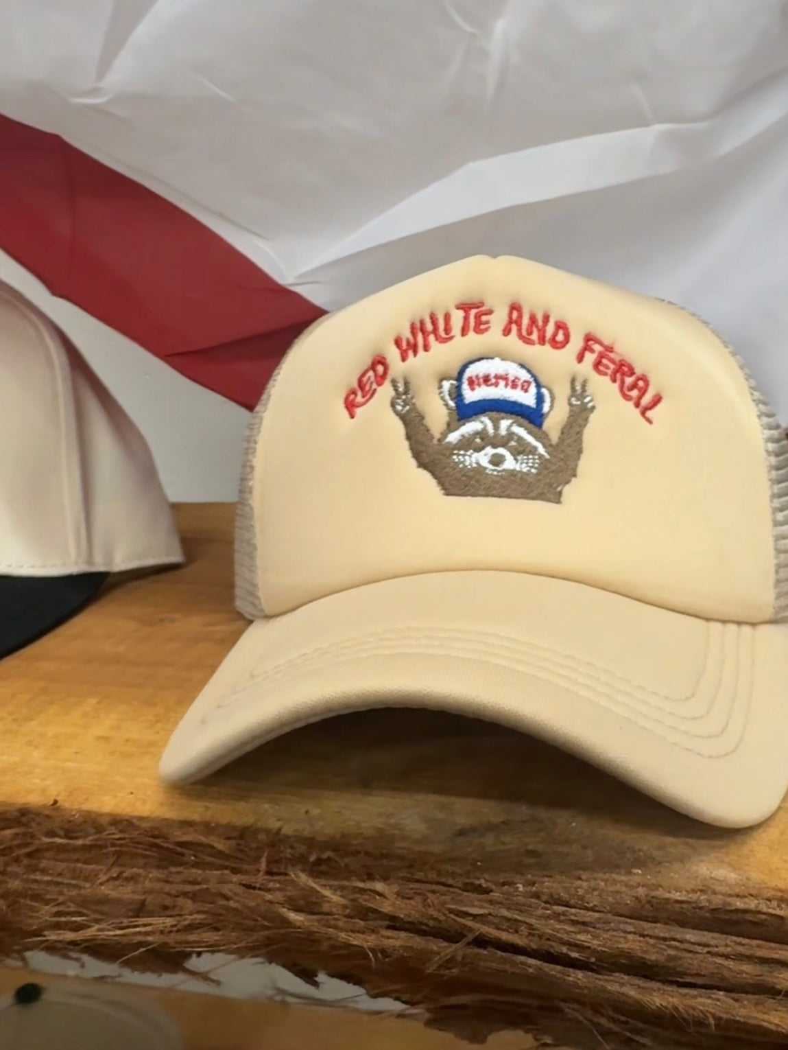 Red white and feral BEIGE HAT